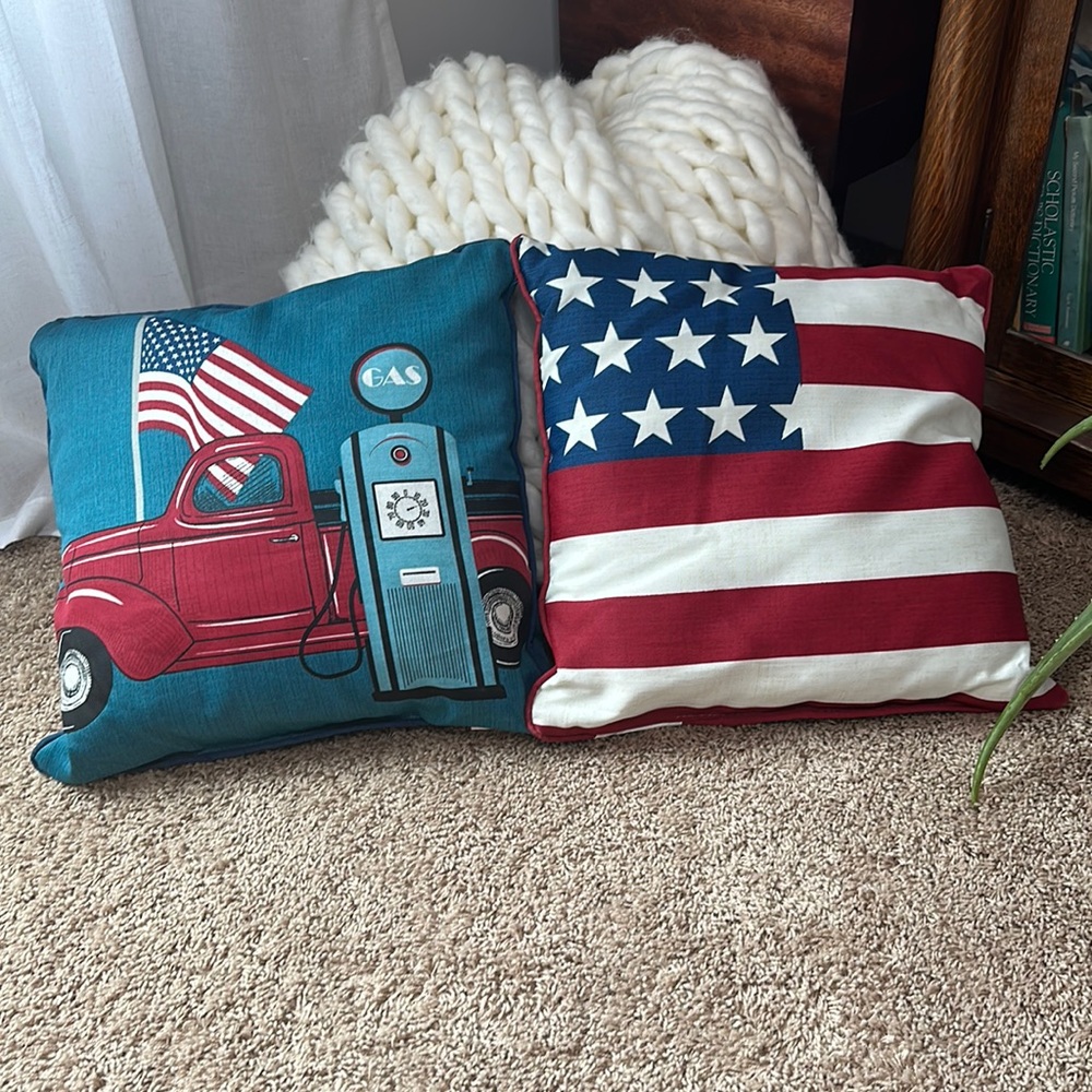 MainStays 18“ x 18“ American flag decorative pillows.